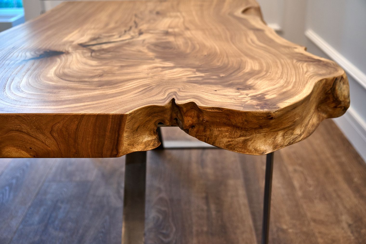Nahaufnahme eines Holzstammtisches mit einzigartiger Maserung