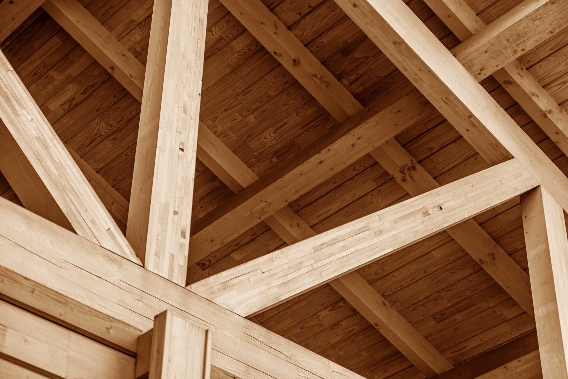 Ein Raum mit Holzträgern und einer sichtbaren Decke